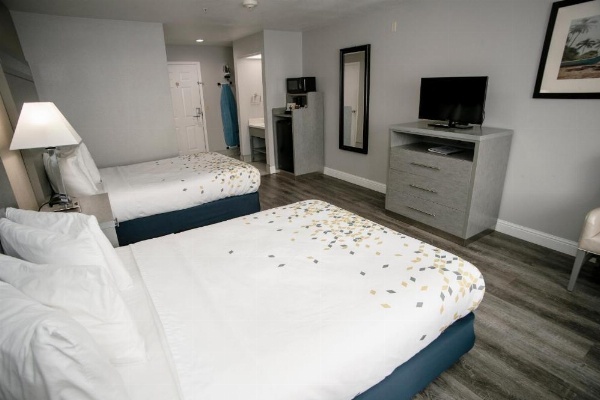 Anchor Beach Inn image 19