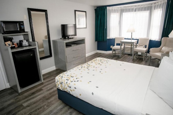 Anchor Beach Inn image 22